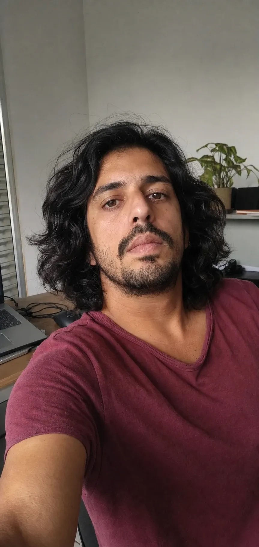 Antes: selfie sintética casual usada como referência para o prompt criativo controlado