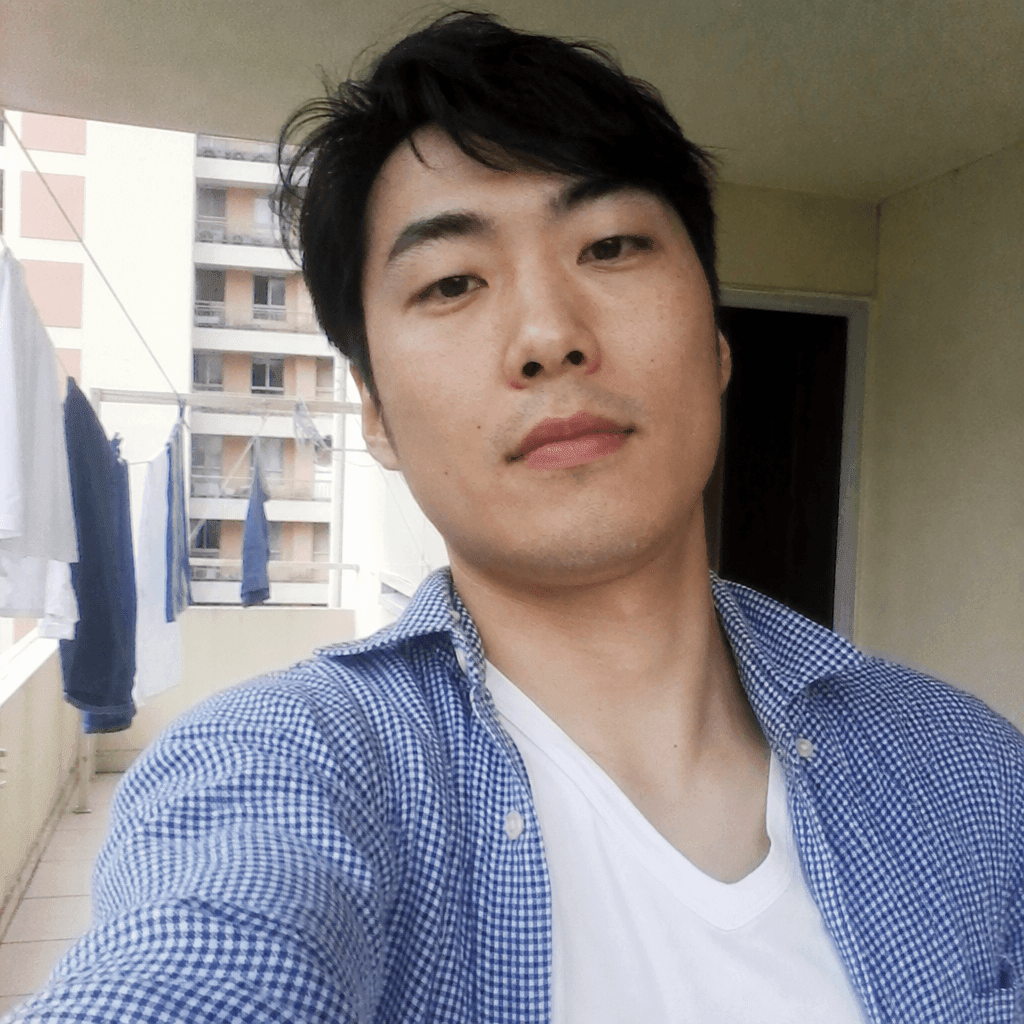 Selfie de entrada (homem asiático brasileiro de 35 anos, magro, barbeado, em casa) usada como input para o prompt 6.1 Corporativo clássico Linkedin BR no Gemini Nano Banana 2.