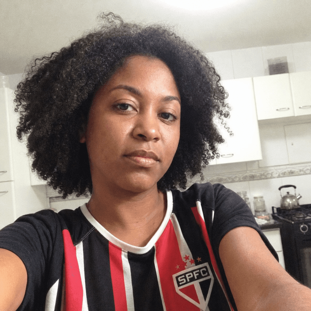 Selfie antiga de mulher negra com cabelo natural, exemplo do erro 3 foto desatualizada