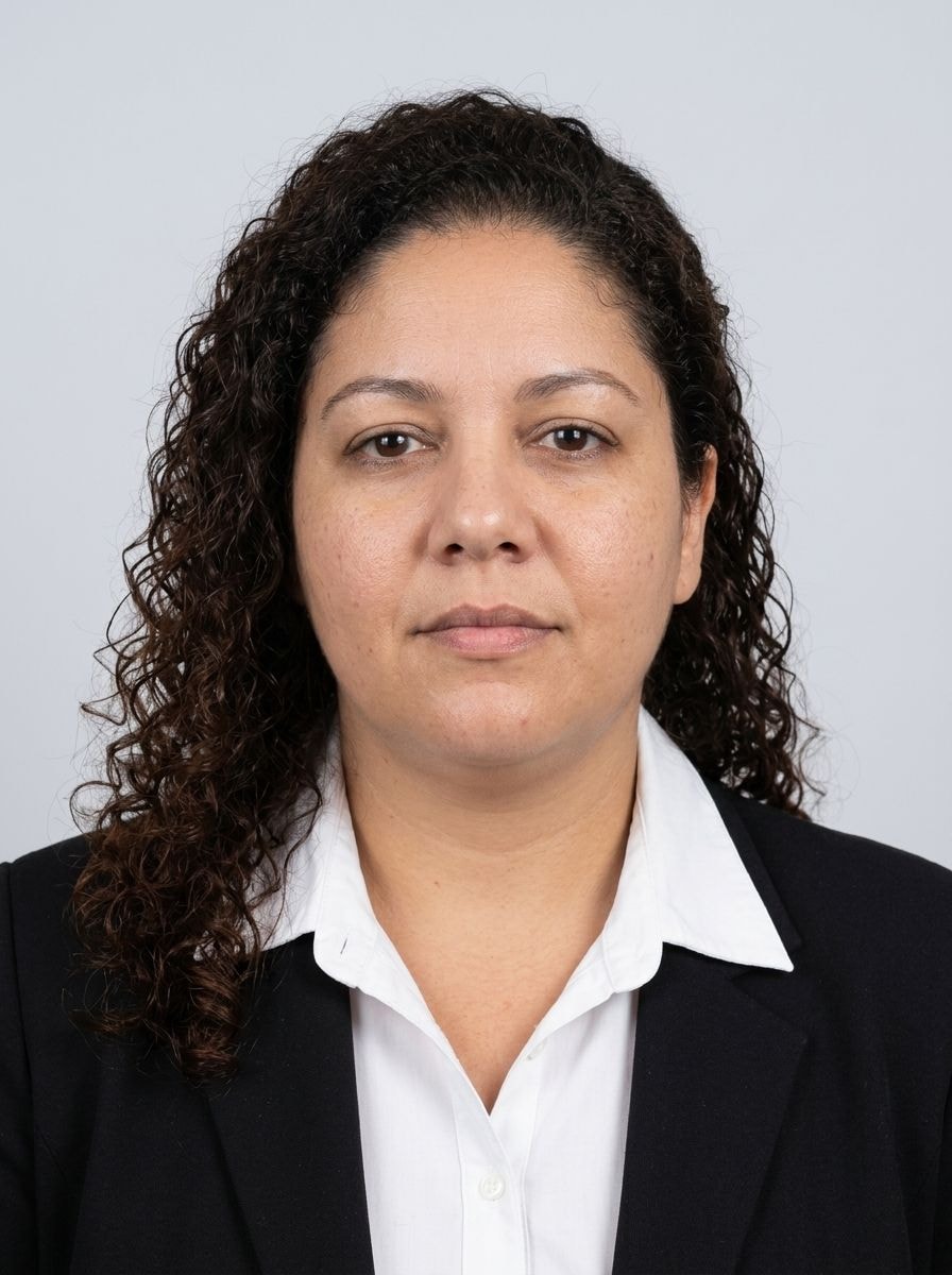 Foto profissional gerada pelo Gemini Nano Banana 2 a partir da selfie ao lado, no formato 3:4 vertical (896x1200), blazer preto sobre camisa branca, fundo cinza neutro — pronta pra inserir no canto superior do currículo BR.