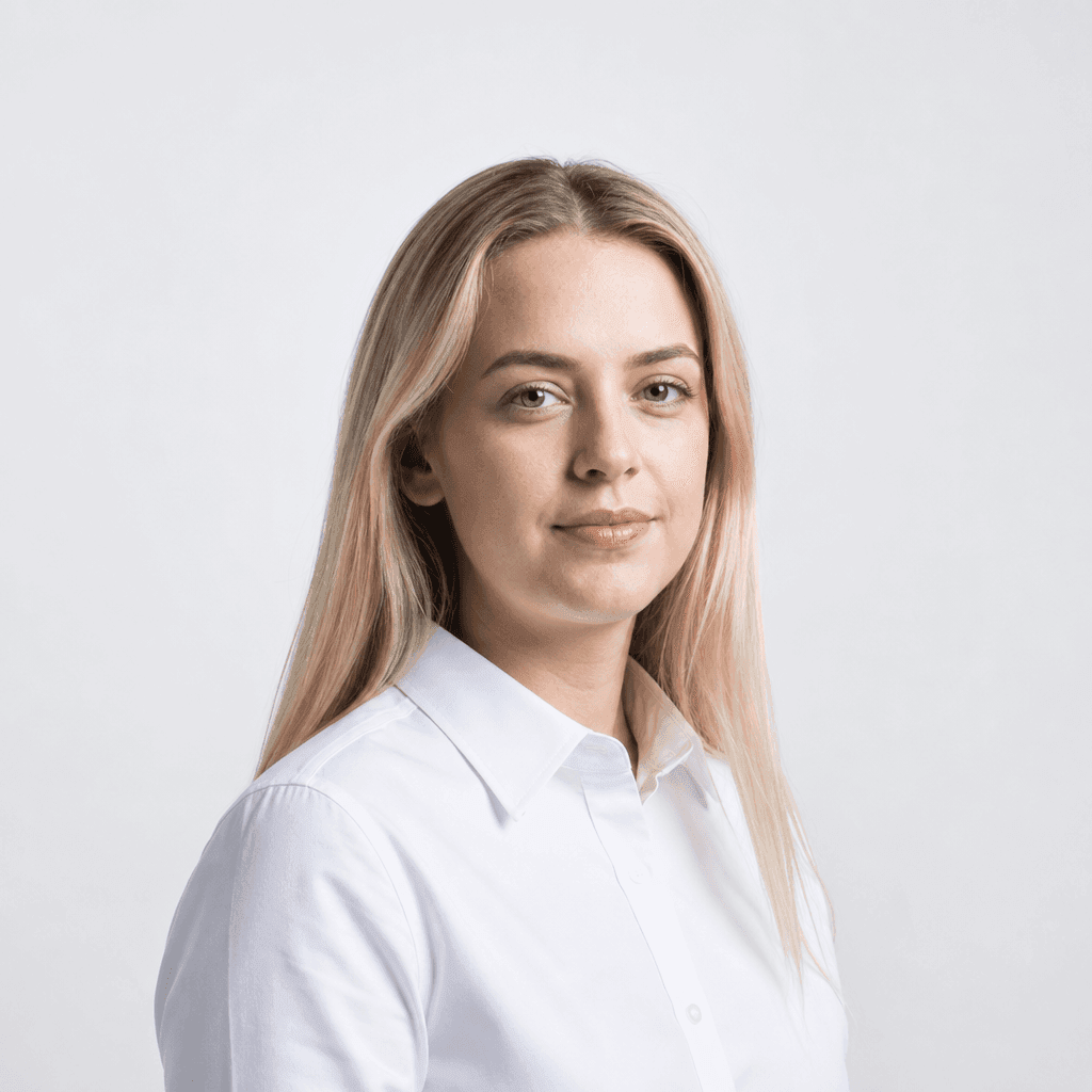 Retrato de mulher brasileira jovem em tom profissional, exemplo do sistema visual capa + foto + headline alinhados